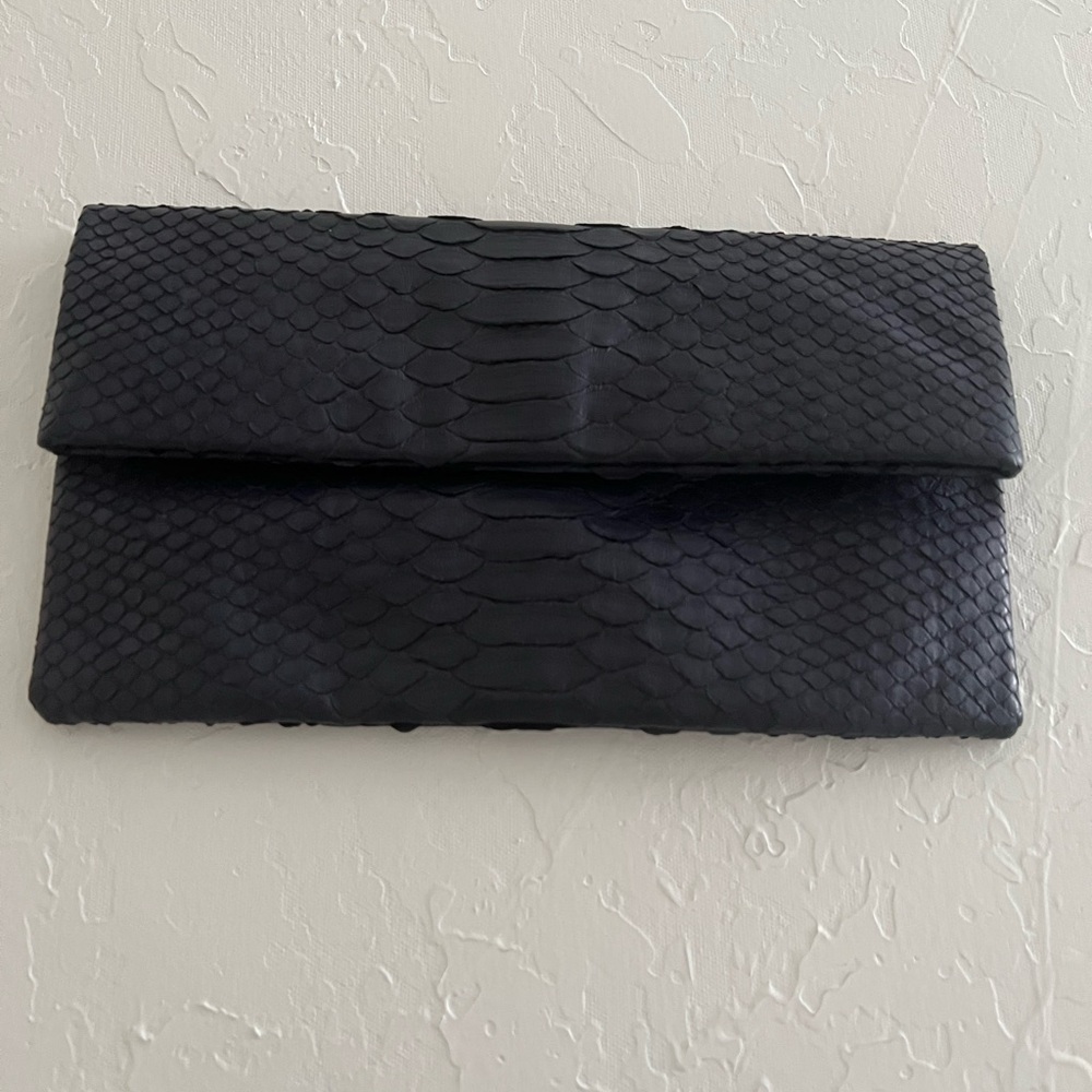 Fille in aguilles Chic Blue  Snakeskin Clutch